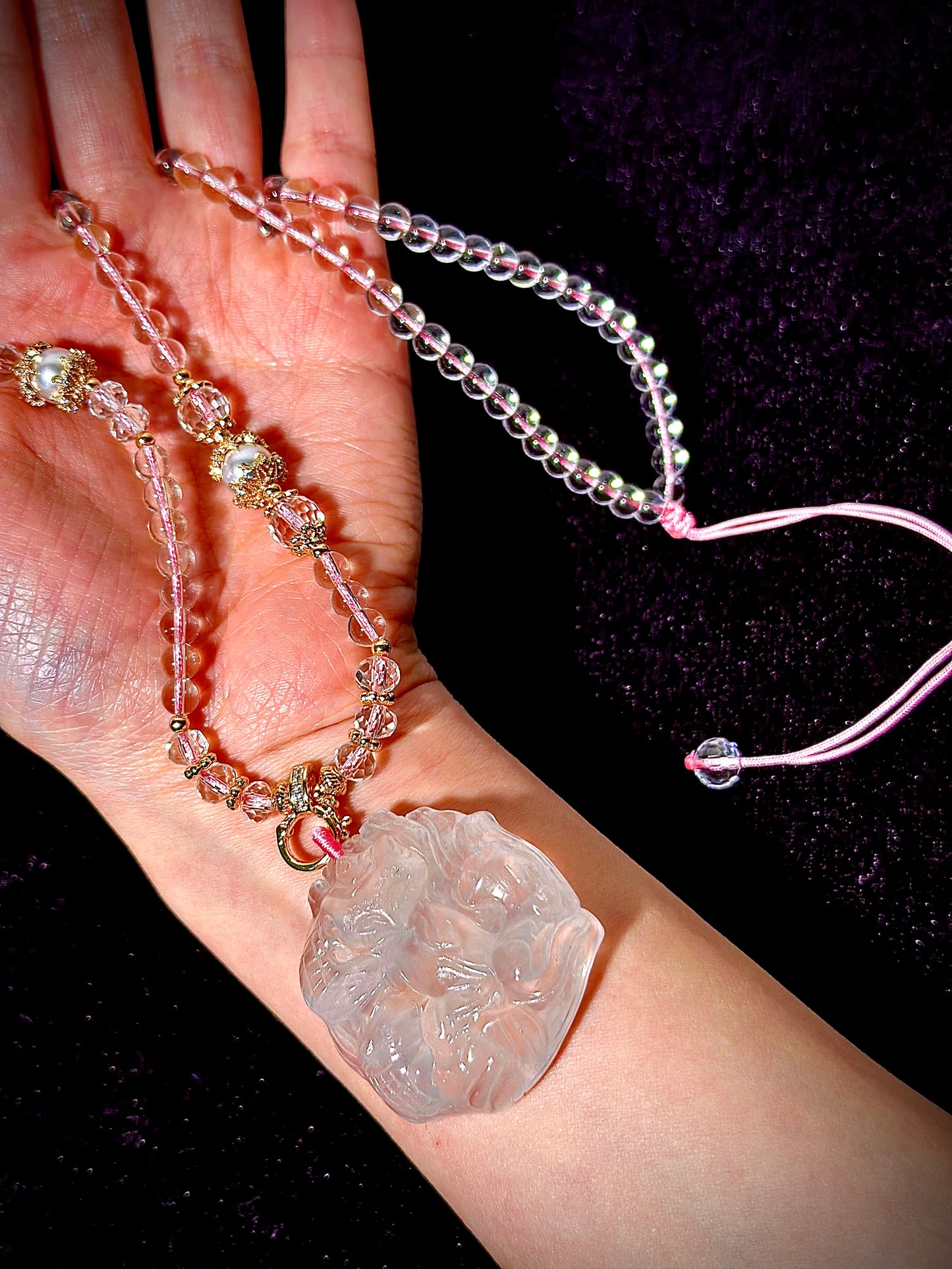 Ciondolo in quarzo rosa con volpe spirituale – Per amore, relazioni e protezione matrimoniale