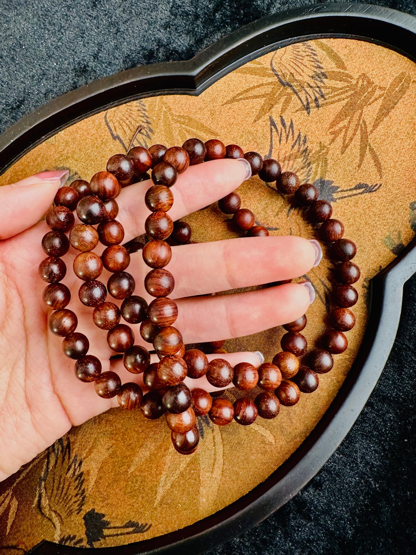 Bracciale orientale da 108 perle in legno rosso lo stesso modello di Asia – Mala di meditazione e fortuna