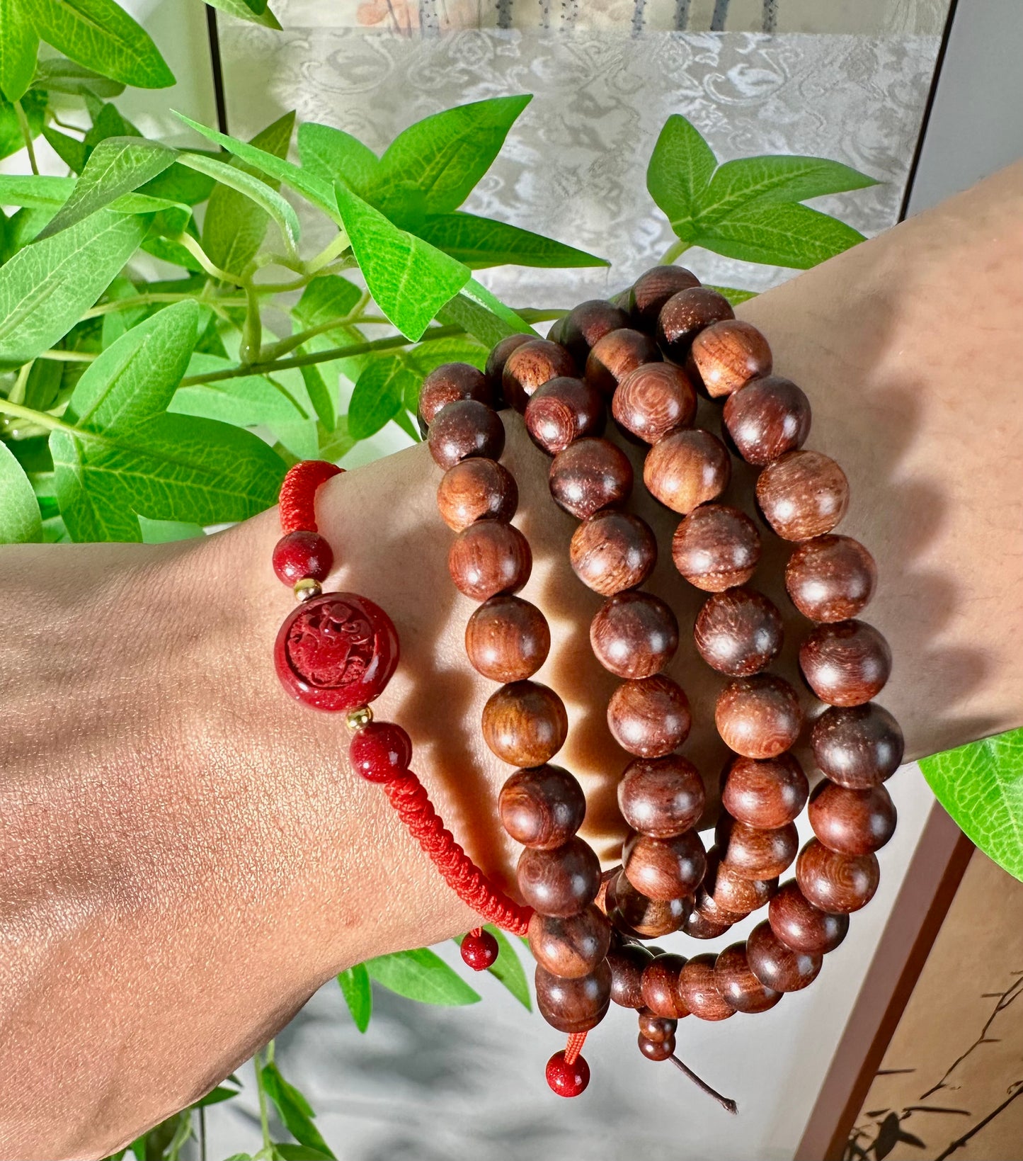 Bracciale orientale da 108 perle in legno rosso lo stesso modello di Asia – Mala di meditazione e fortuna