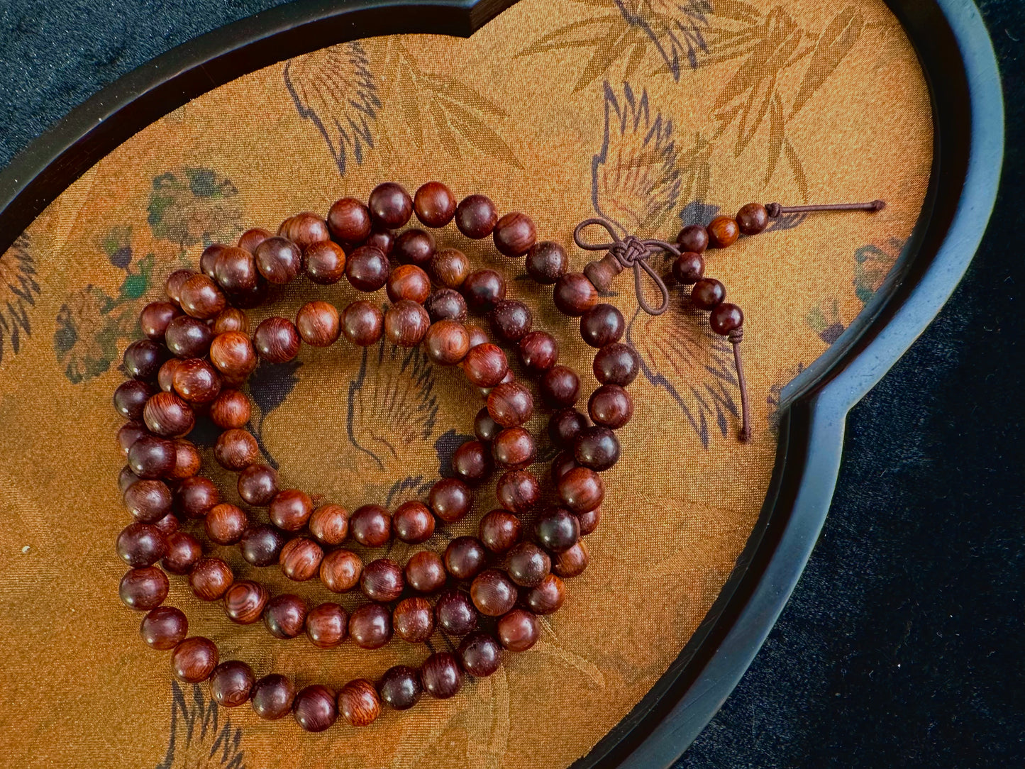 Bracciale orientale da 108 perle in legno rosso lo stesso modello di Asia – Mala di meditazione e fortuna